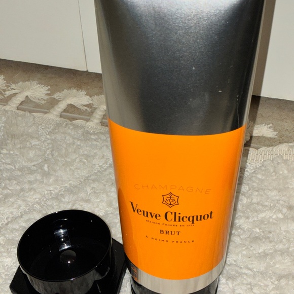 Veuve Clicquot tube of paint champagne case Made in France with Totes. - Picture 6 of 16
